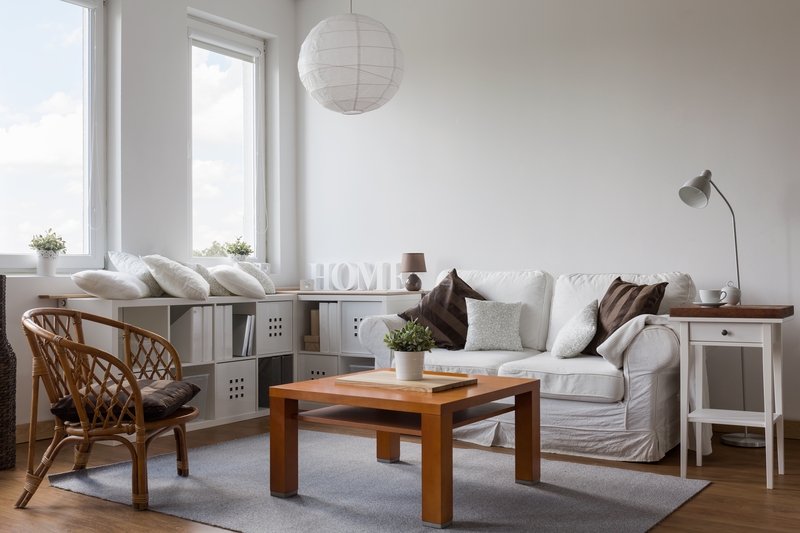 Careful packing and wrapping for fragile household items